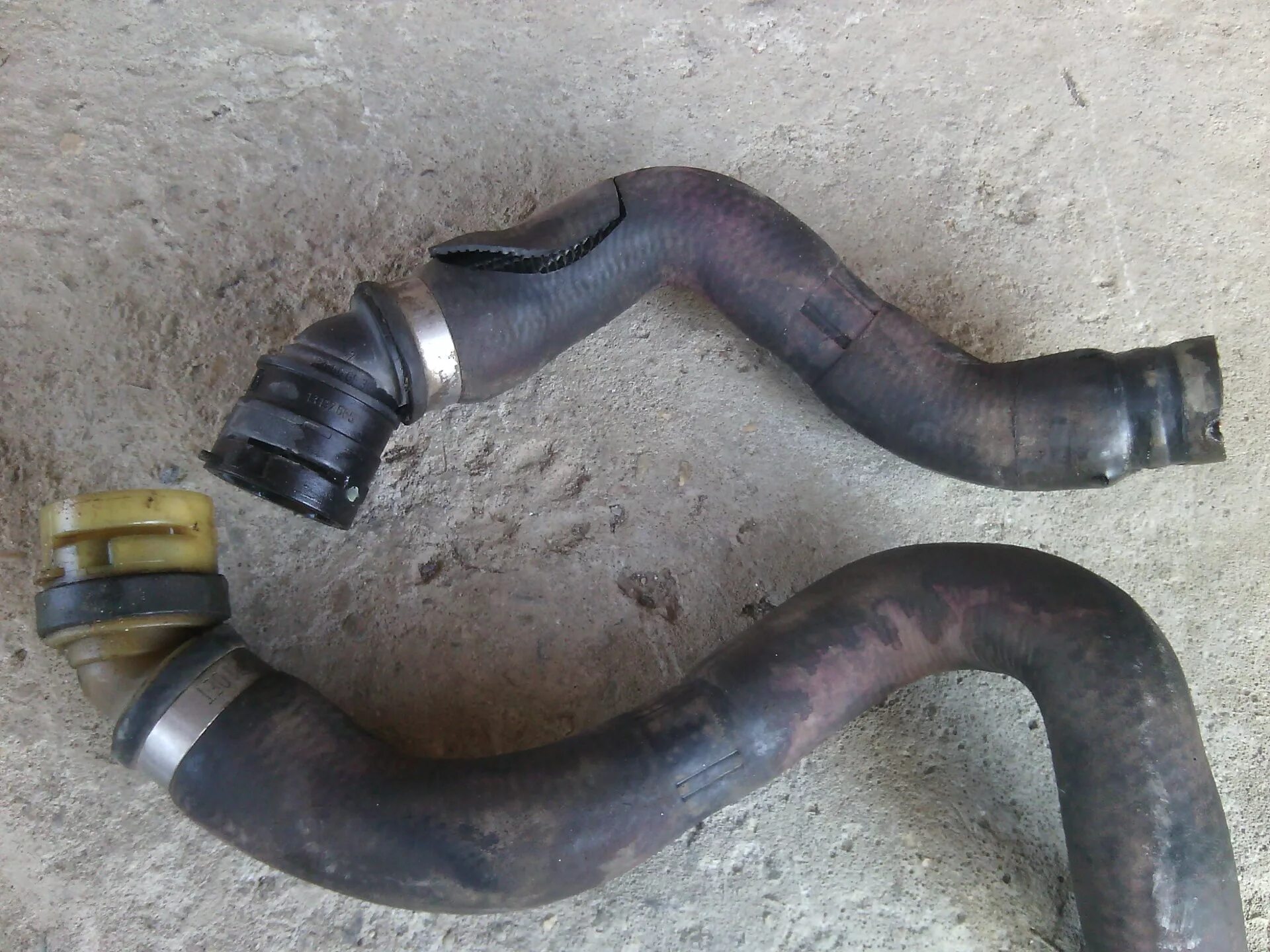 Ауди 100 верхний патрубок. Верхний патрубок радиатора а15mf. 8d0 121 101h. Патрубки охлаждения шаран 2,8 ааа. Надувает патрубки.