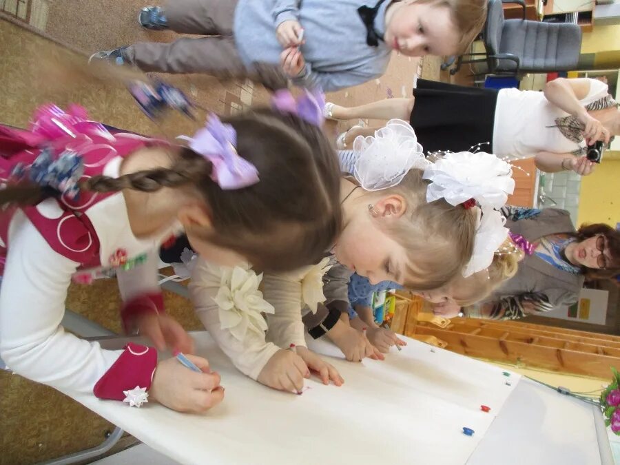 Объявление в группе детского сада праздник бантиков. День бантика в детском саду в младшей группе. Сценарий бантики для мам 2 младшая группа. Сценарий бантики для мам 2 младшая группа. Праздник бантиков в детском саду на 8 марта.