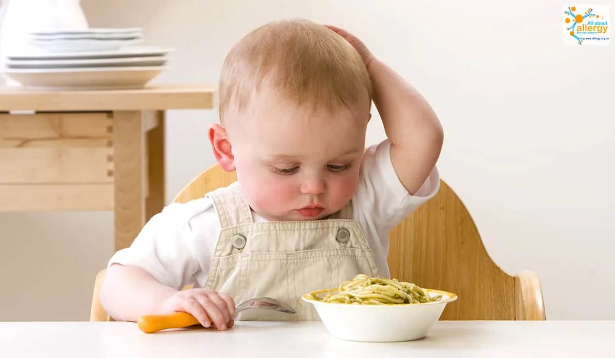 Тошнит после завтрака. Малыш кушает. Ребенок завтракает. Ребенок не хочет есть. Ребенок кушает кашу.