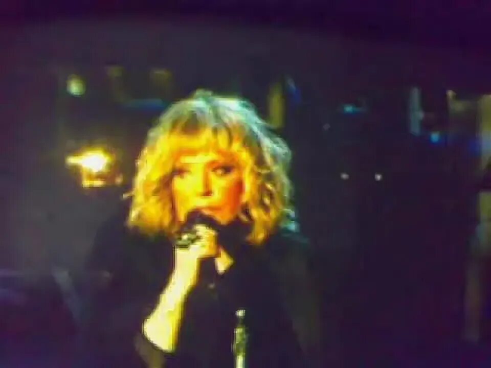 Знаю милый пугачева. Знаю милый знаю что с тобой пугачева. Алла пугачева с микрофоном. А. Стих из фильма без меня.