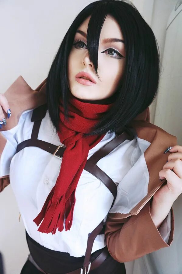 Mikasa cosplay. Микаса Аккерман Cosplay. Микаса Аккерман косплей. Макияж Микаса Аккерман. Mikasa Ackerman косплей.