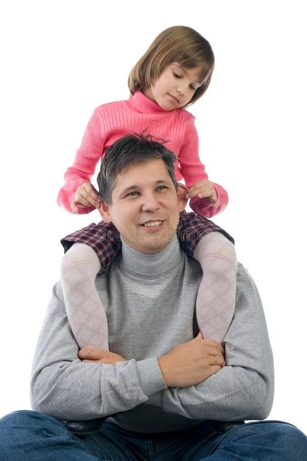 Девочка сидит на малчьчик. Девочка обнимает папу. Мальчик и девочка на скамейке в парке. Девочка сидит на коленях у дяди. Девочка сидит на дяде.