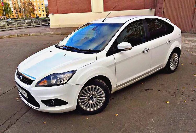 Купить фокус 2 в омске. Форд фокус 2 Рестайлинг хэтчбек. Ford Focus 2 хэтчбек белый. Ford Focus 2011 хэтчбек. Ford Focus 2 2011 хэтчбек.