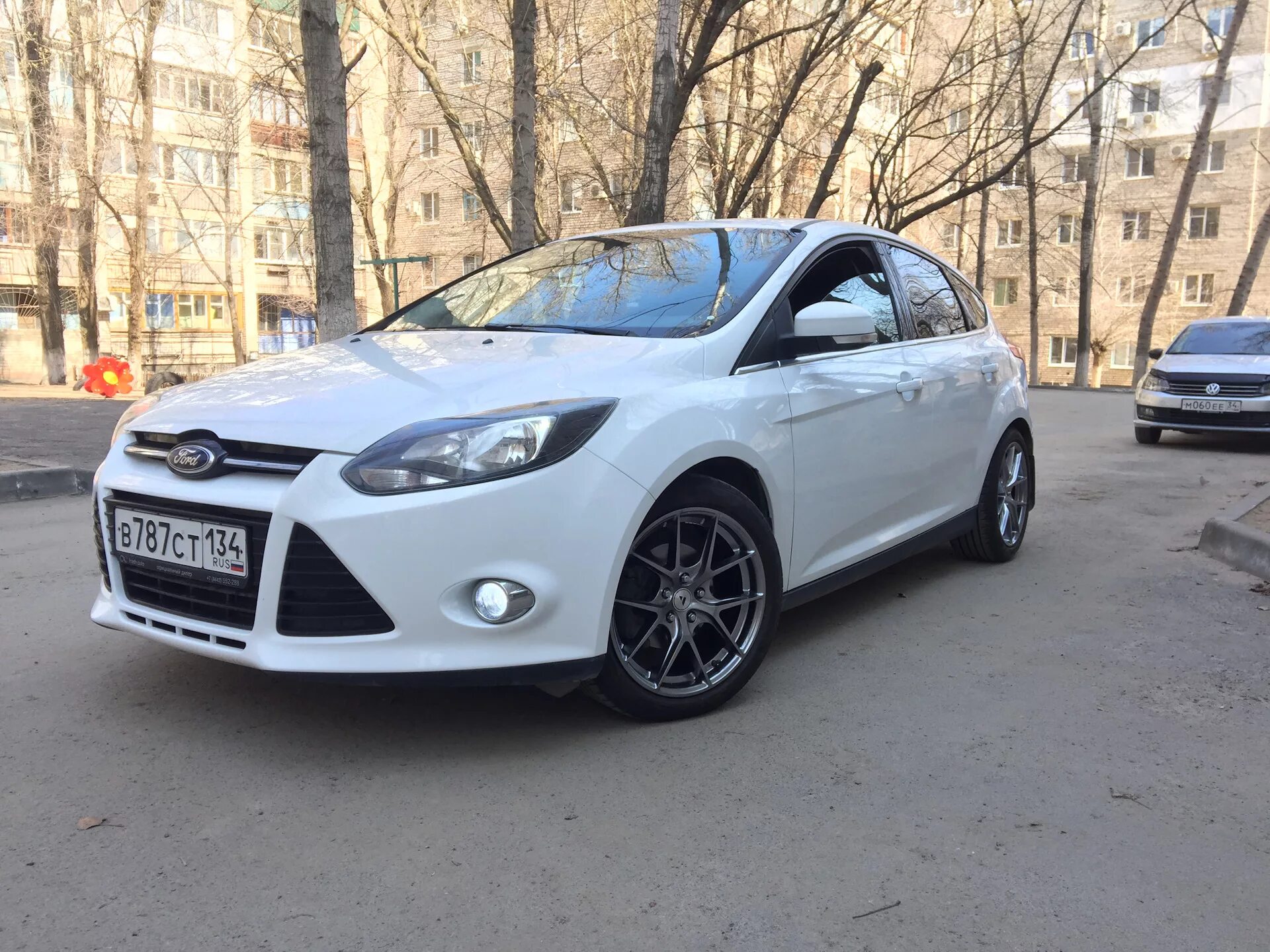 Форд фокус 3 r17. Форд фокус на 17 дисках. Ford focus 3 r17. Форд фокус 3 хэтчбек на 17 дисках. Ford focus 3 хэтчбек r18.
