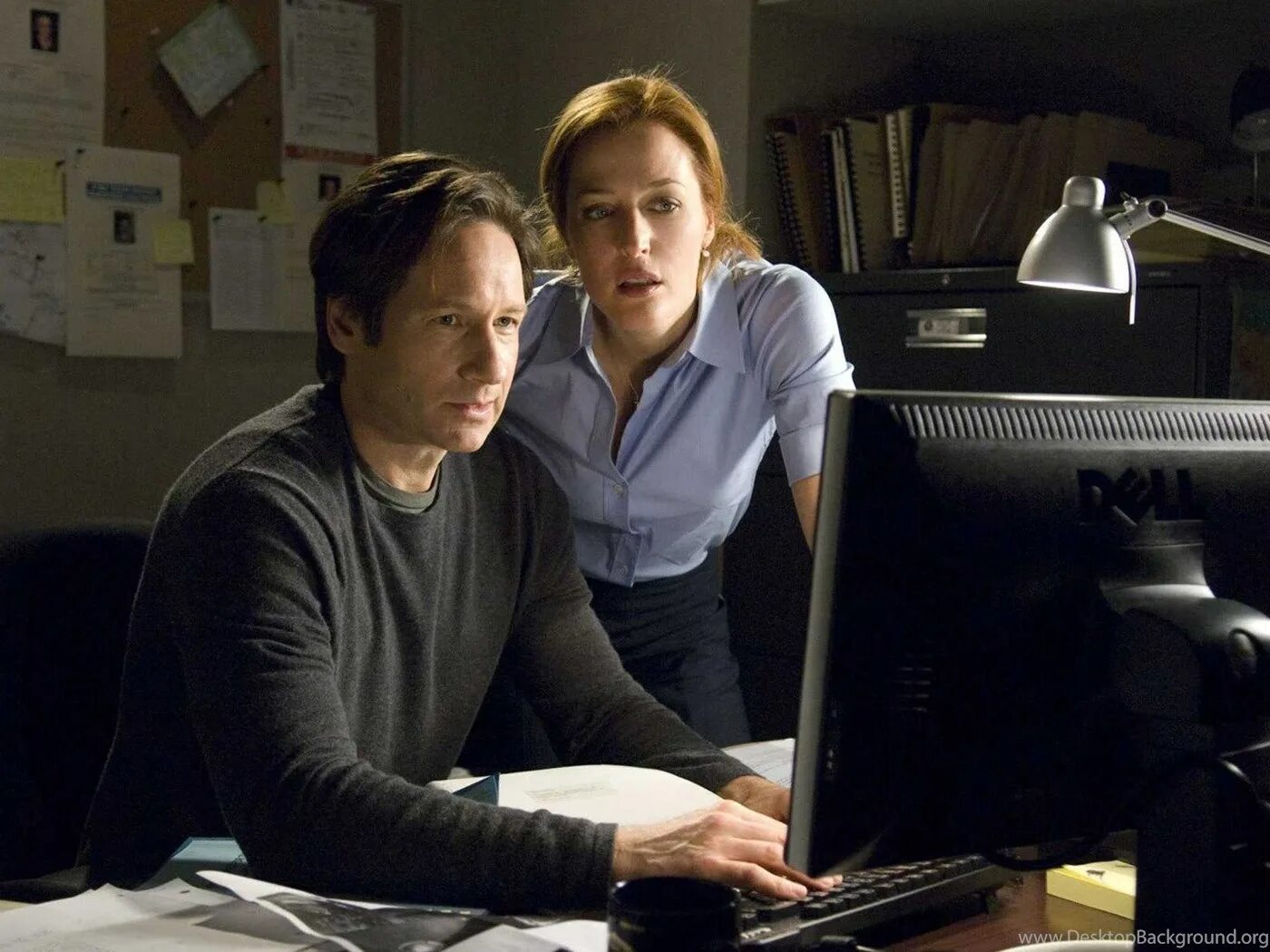 Малдер и скалли фильм. Секретные материалы 10 сезон постер. Агент малдер и скалли. X-files 1 сезон постер. Секретные материалы скалли постер.