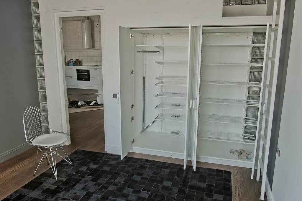 Как сделать дверь в гардеробную. Двери в гардеробную. Гардеробная в узком коридоре. Жалюзийные двери в гардероб. Дверь в гардеробную комнату.