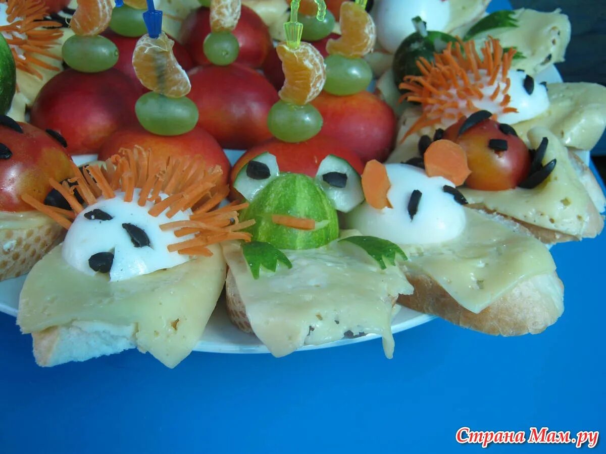 Бутерброды на детский праздник. Украшение бутербродов. Сладкие бутерброды для детей. Бутерброды с красной рыбой божьи коровки. Детские бутерброды.