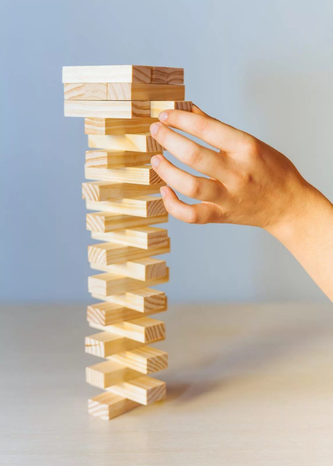 Башня из кубиков игра. Дженга пирамида. джанго игра. jenga кубики. игра с деревянными брусочками дженга.