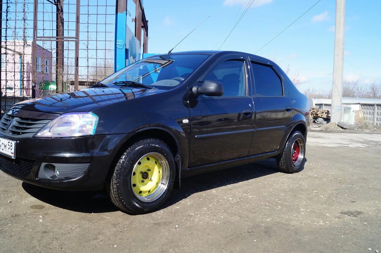 Логан 1 какие диски стоят. Рено логан 1 на разварках. разварки на логан 1. renault logan 14-. рено логан диски 16.