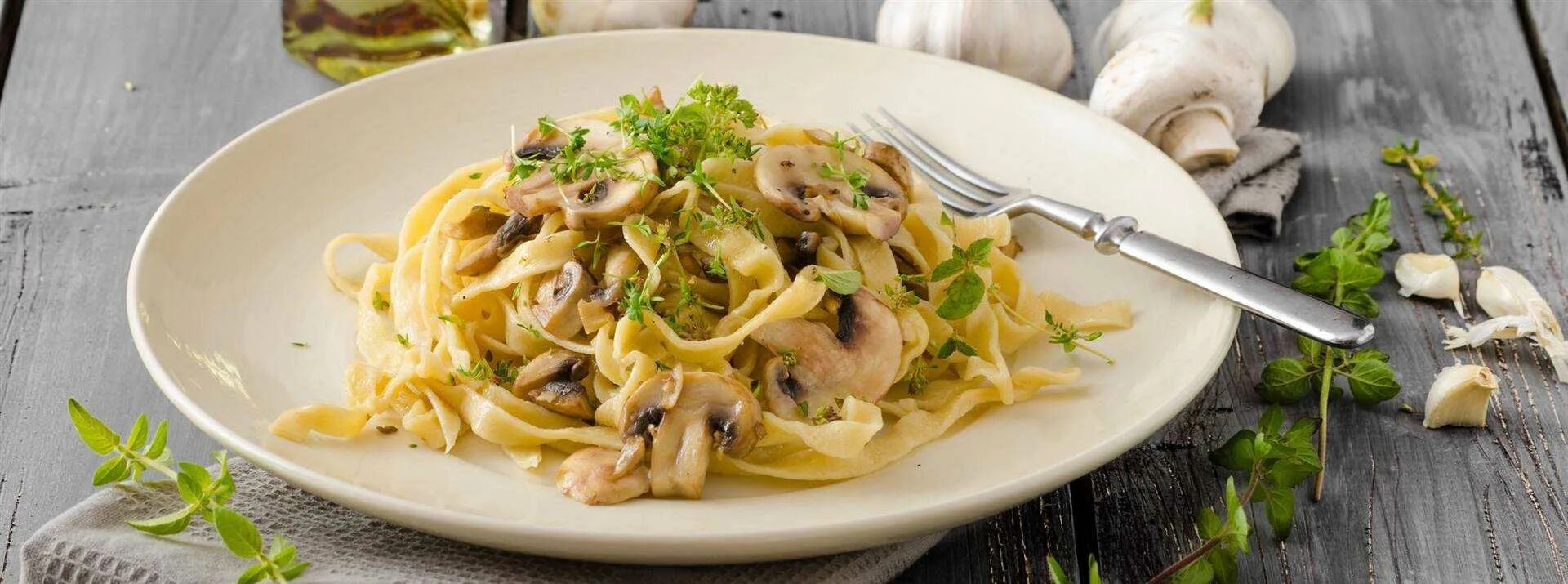 Футичино алфредо паста. Феттучини с курицей и грибами. Паста фетучини с курицей и грибами в сливочном соусе. Фетучини боскайола. Паста фетучини с курицей и грибами в сливочном соусе.