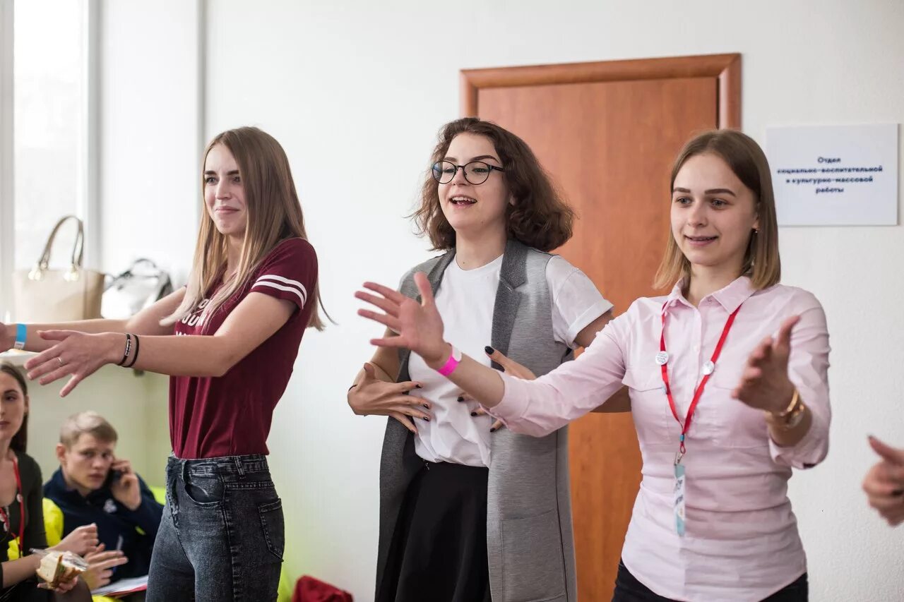 Руководитель по работе с молодежью. Работник с молодежью. социальный работник с молодежью. социалист по работе с молодежью. специалист по работе с молодежью.