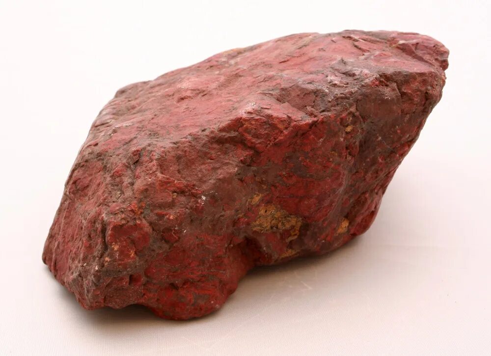 Бурый минерал. Гематит красный Железняк. Красный и бурый Железняк. Красный Железняк(руда гематит fe2o3). Железняк минерал.