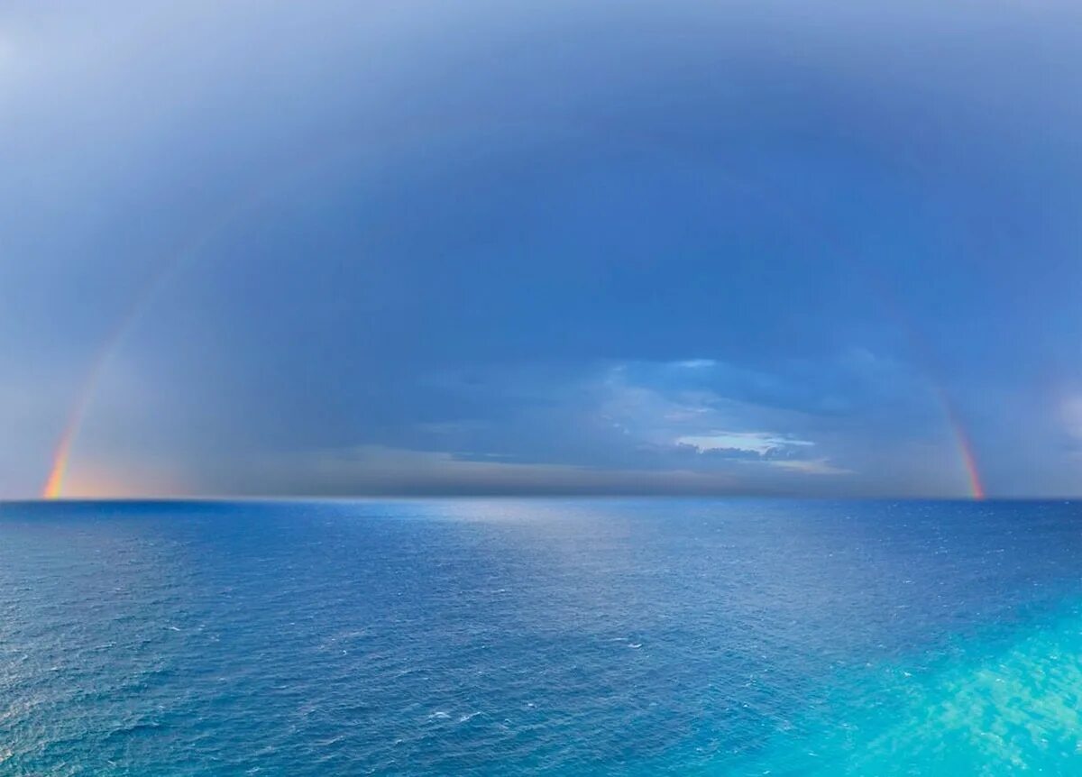 Радуга над морем. Корабль, летящий над радугой. Радуга на море. Радуга над океаном. Гавайи радуга.