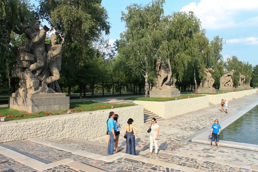 Мамаевский парк. Стих про курган. Стих про мамаев курган. Песня в парке у мамаева кургана. Аллея пирамидальных тополей в волгограде.