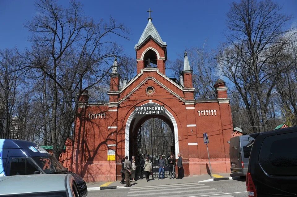 Лефортово кладбище. Введенское кладбище москва могилы знаменитостей. Некрополь введенского кладбища москвы. Некрополь введенского кладбища москвы. Склепы введенского кладбища.