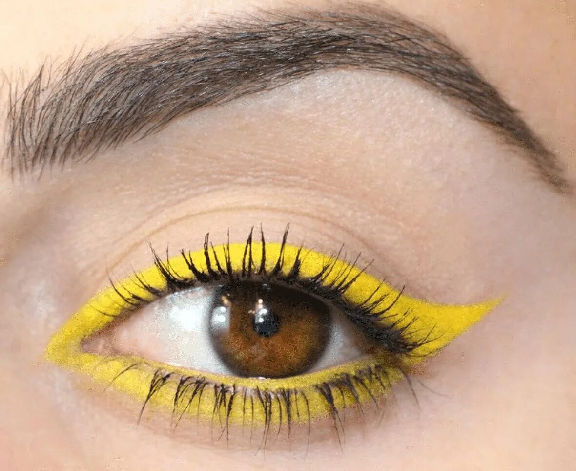 Желтый глаз 8. Макияж с желтыми тенями. Желтая подводка для глаз. Жёлтые стрелки макияж. Макияж с желтыми стрелками.