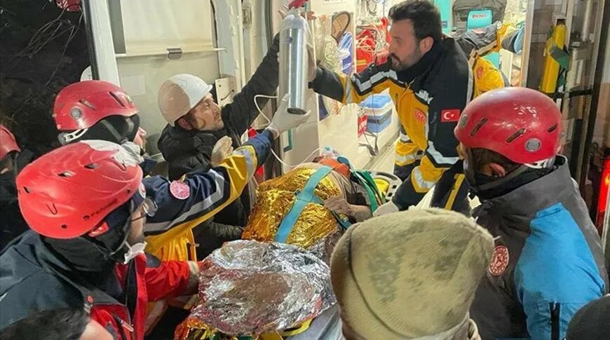 Достали из под завалов. Спасение людей из под завалов. спасатели фото. спасатели землетрясение.