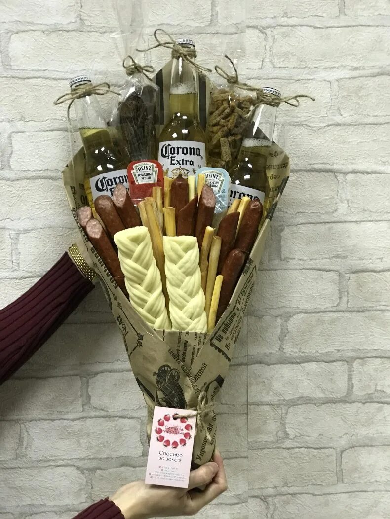 съедобные подарки на 23 своими руками. ящик из колбасы для мужчины. сладкий букет для мужчины. пивные букеты. съедобные букеты для мужчин.