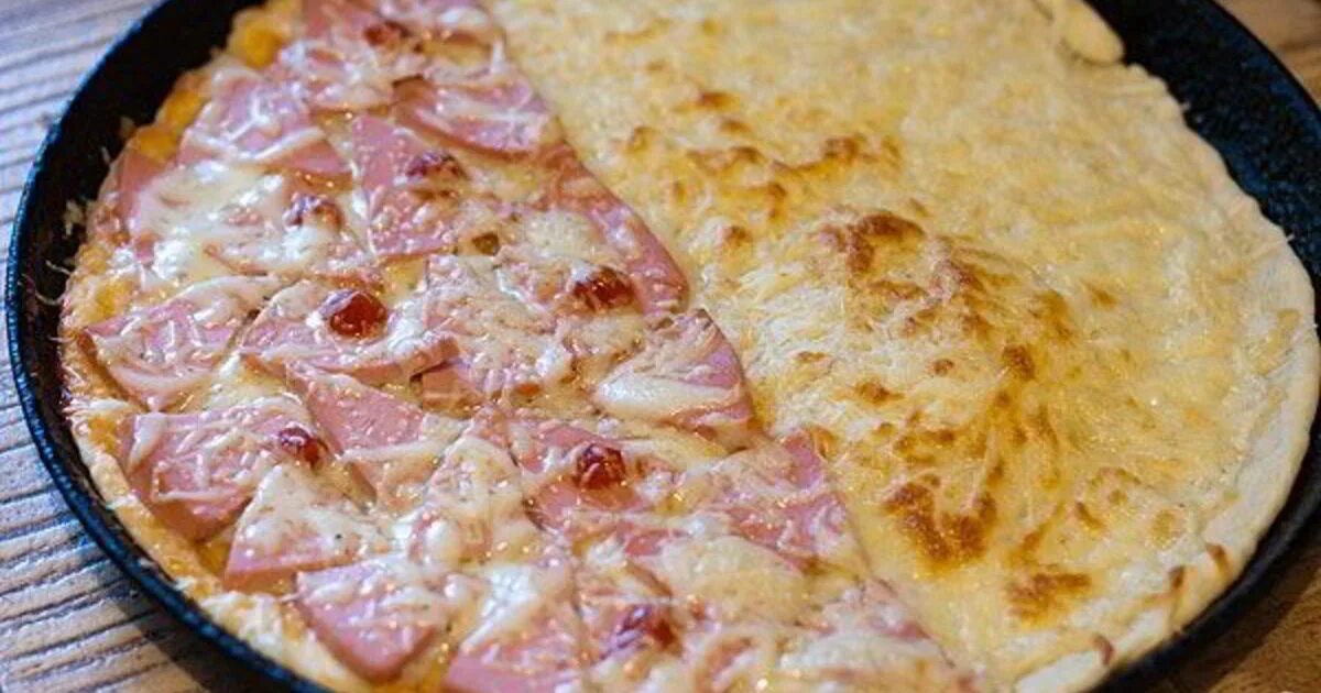 Пицца с сыром простой рецепт. Пицца из лаваша. Домашняя пицца из лаваша. Пицца с сырной корочкой. Пицца с лавашом на сковороде.