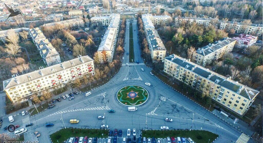 Которая расположена в центре сама