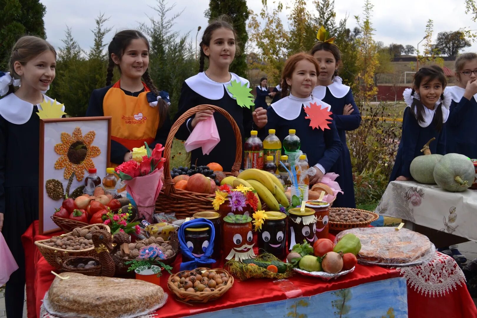 Что можно продать на ярмарке в школе. Осенняя ярмарка. Осенняя ярмарка в школе. Украшение на ярмарку в школе. Стол на ярмарку в школе.