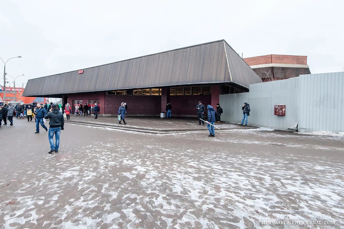 Дому метро петровско разумовская. Петровско-разумовский рынок в 90-х. Дому метро петровско разумовская. Станция петровско-разумовская. Дому метро петровско разумовская.