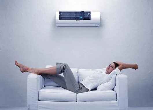 Наружный блок кондиционера. Мужчина установщик кондиционеров. Шум кондиционера. Шум сплита. Кондиционер жужжит.