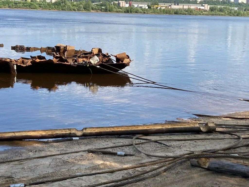 Дно реки. Затонувшая баржа. Река Кама. Потонувший пароход Пермь. Пермь якутия