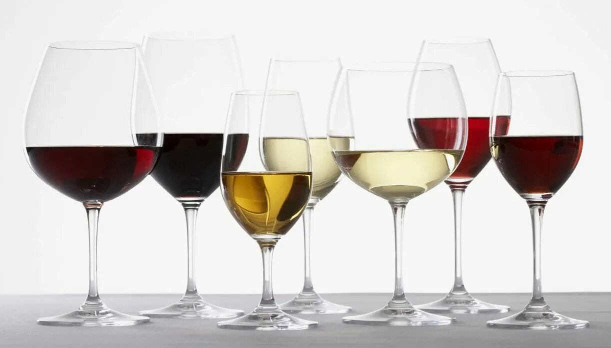 Blind tasting. Три вин. Градиент вино. Белое вино в бокале. Вино на троих.