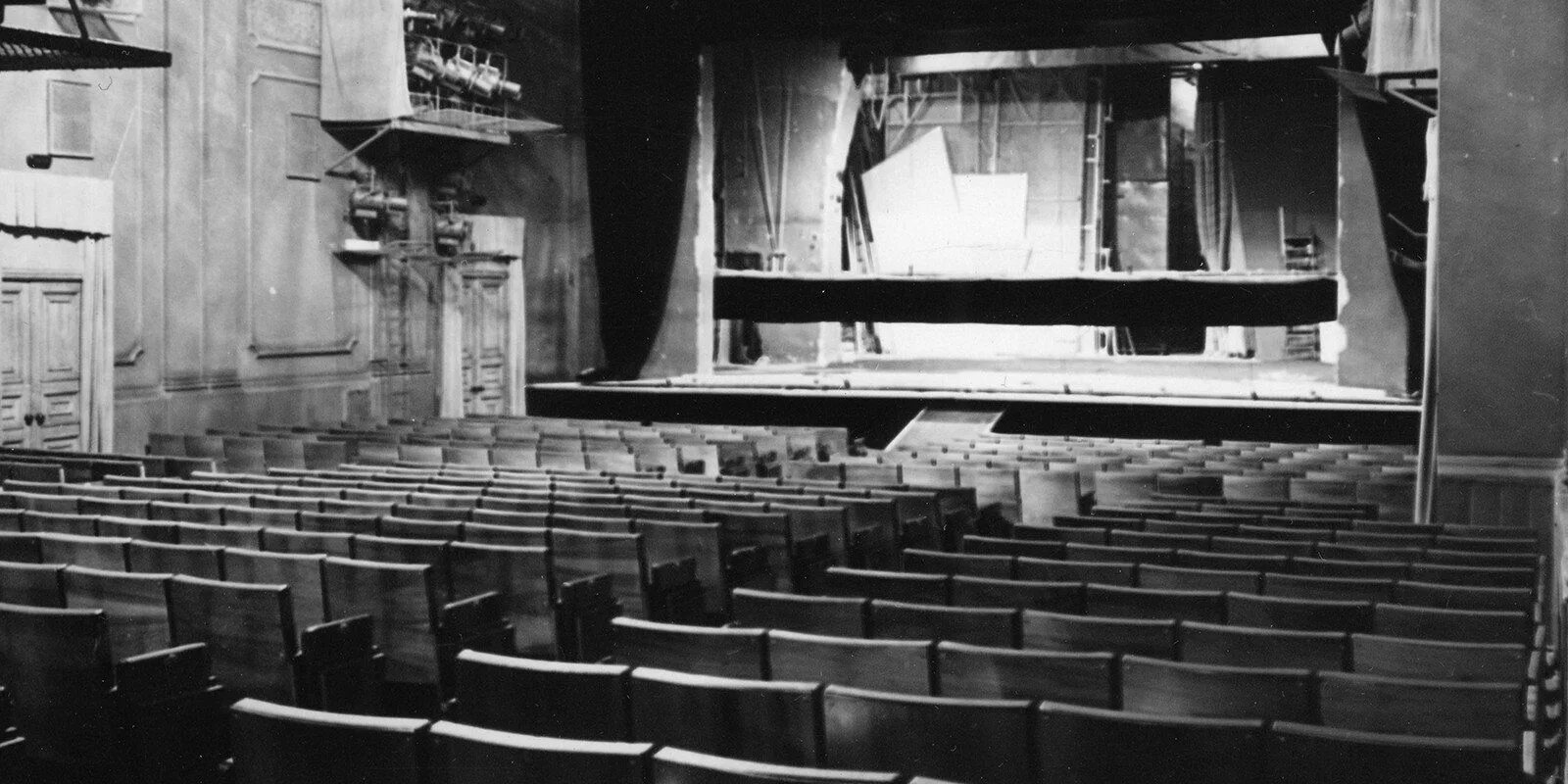 Мхт апрель. Театр Современник 1956. Театр Современник 1960. Театр Современник 1970. Московский театр Современник в 1960.
