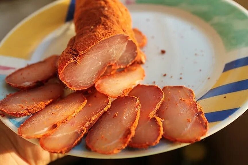 вяленнаякуринаягрудка. куриные чипсы джерки. мясо в сушилке для овощей. куриное филе вяленое в духовке. вяленая куриная грудка в сушилке.