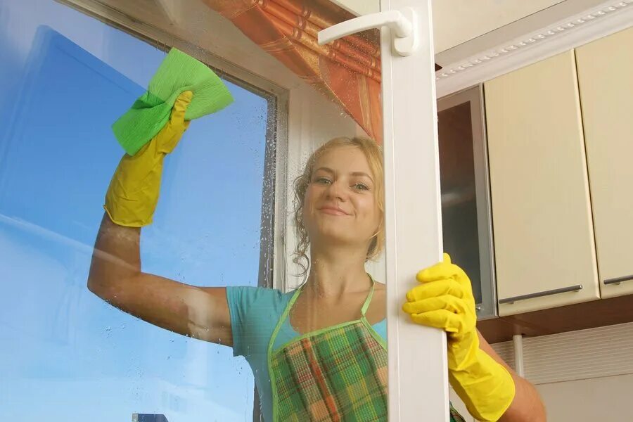 Уборка после выезда. Мытье окон. Мойка окон. Мытье пластиковых окон. Протирание окна.
