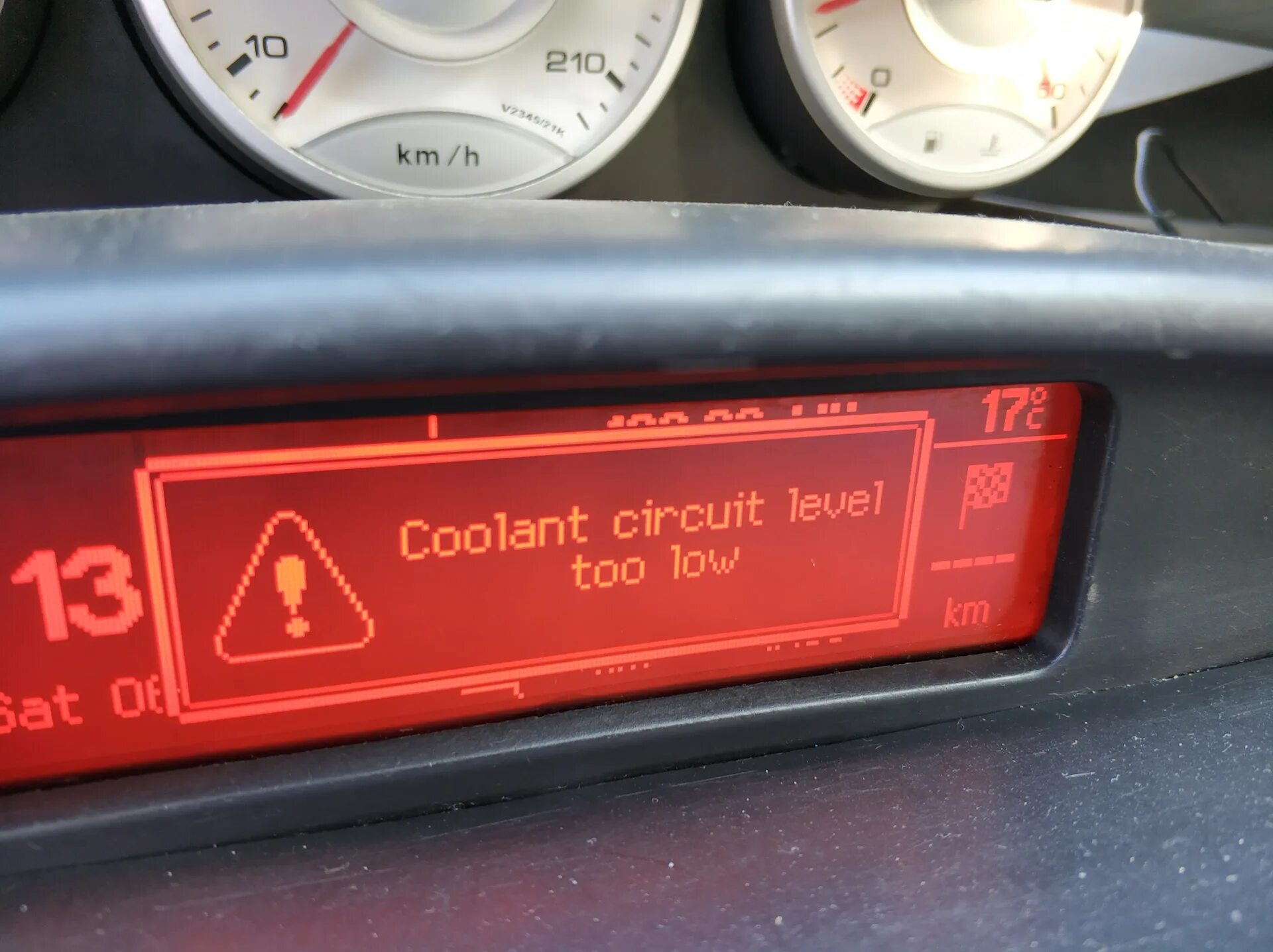 Coolant Level too Low Ситроен с4. Coolant Level Low BMW e90. Coolant Level too Low BMW. Coоlant Lever на машине ошибка. Low level error