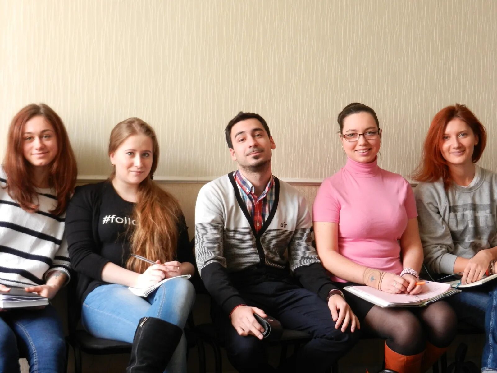 Вожатые мосгортур. Группа вожатых. Вожатые в лагере. Хрустальный артек фома. Форма мосгортур.