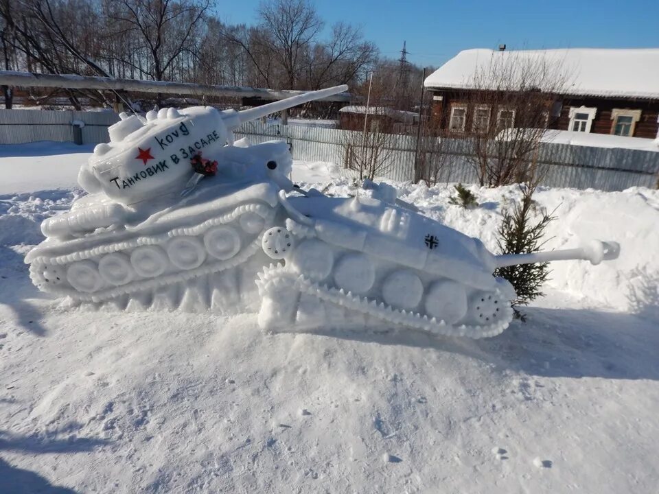 Т б снежная. Танк т 34 снежный. Танк т34 из снега Яуши. Фигуры из снега танк. Танк т-34 из снега.