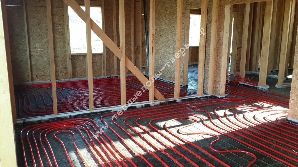 каркасный дом водяными полами. водяной теплый пол в деревянном доме. инженерные коммуникации в деревянном доме. теплый деревянный пол. пол в деревянном доме.