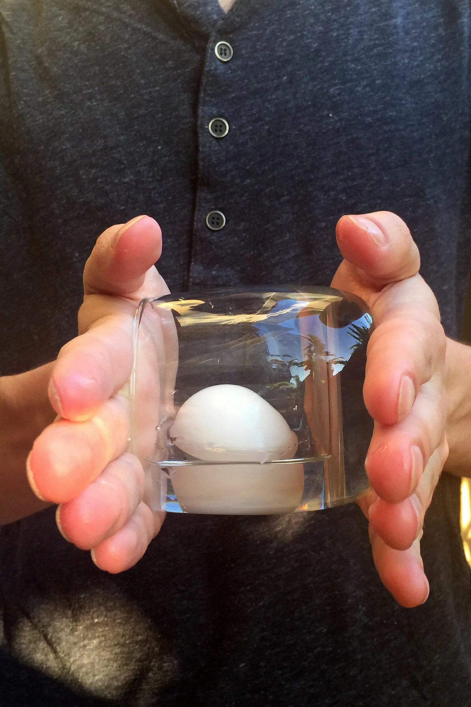 Яйцо в стакан воды на ночь. Яйцо в стакане. Яйцо в стакане с водой. Яйца очищенные. Яйцо вареное очищенное.