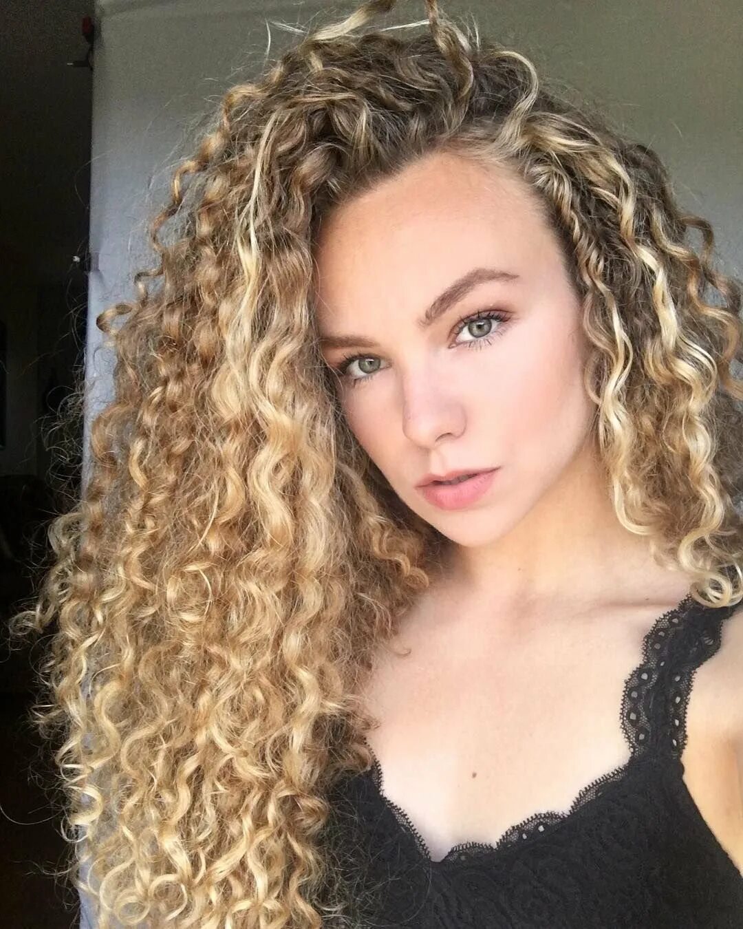 Curly blonde. Натуральные кудрявые блондинки. Натуральные кудрявый болндинки. Блондинка с кудрявыми волосами. Кучерявые блондинки натуральные.