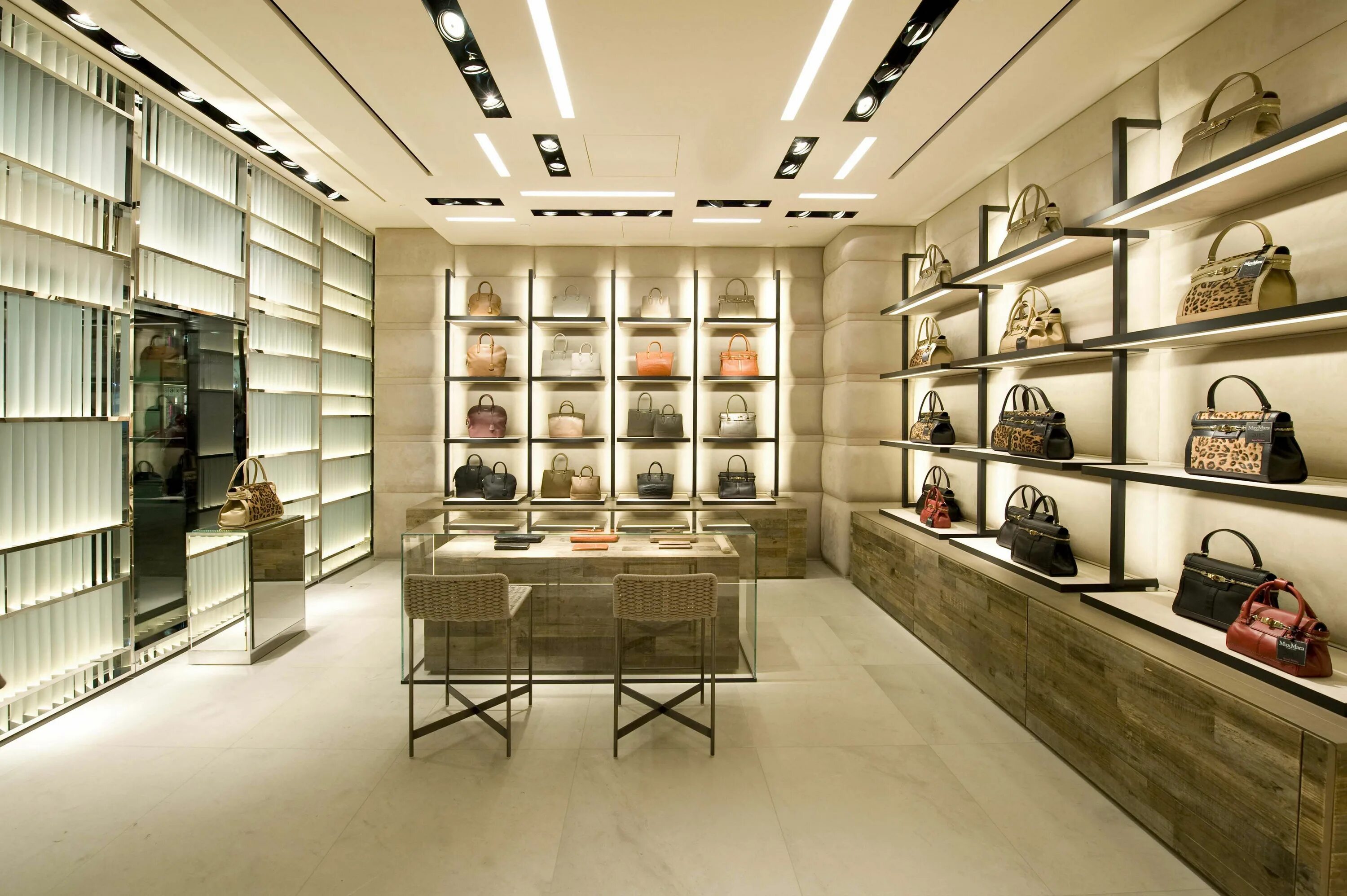 Late shops. Max Mara shop Interior. Max Mara интерьер. Max Mara витрина. Интерьер бутика.