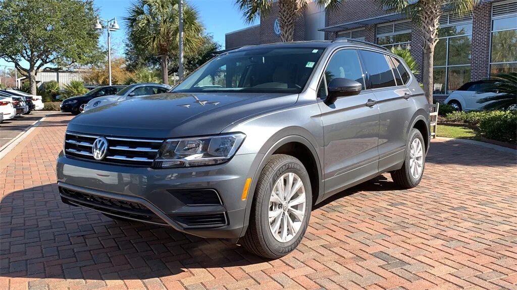 Tiguan 7 pro. Красный тигуан с черной крышей. Фольксваген тигуан 7 местный. Tiguan 2008 салон. Плюсы и минусы фольксваген тигуан.