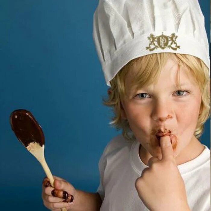 Маленький кондитер. Маленький кондитер. Капкейки дети готовят. Дети мастер класс кондитеры. Мастер класс для детей.