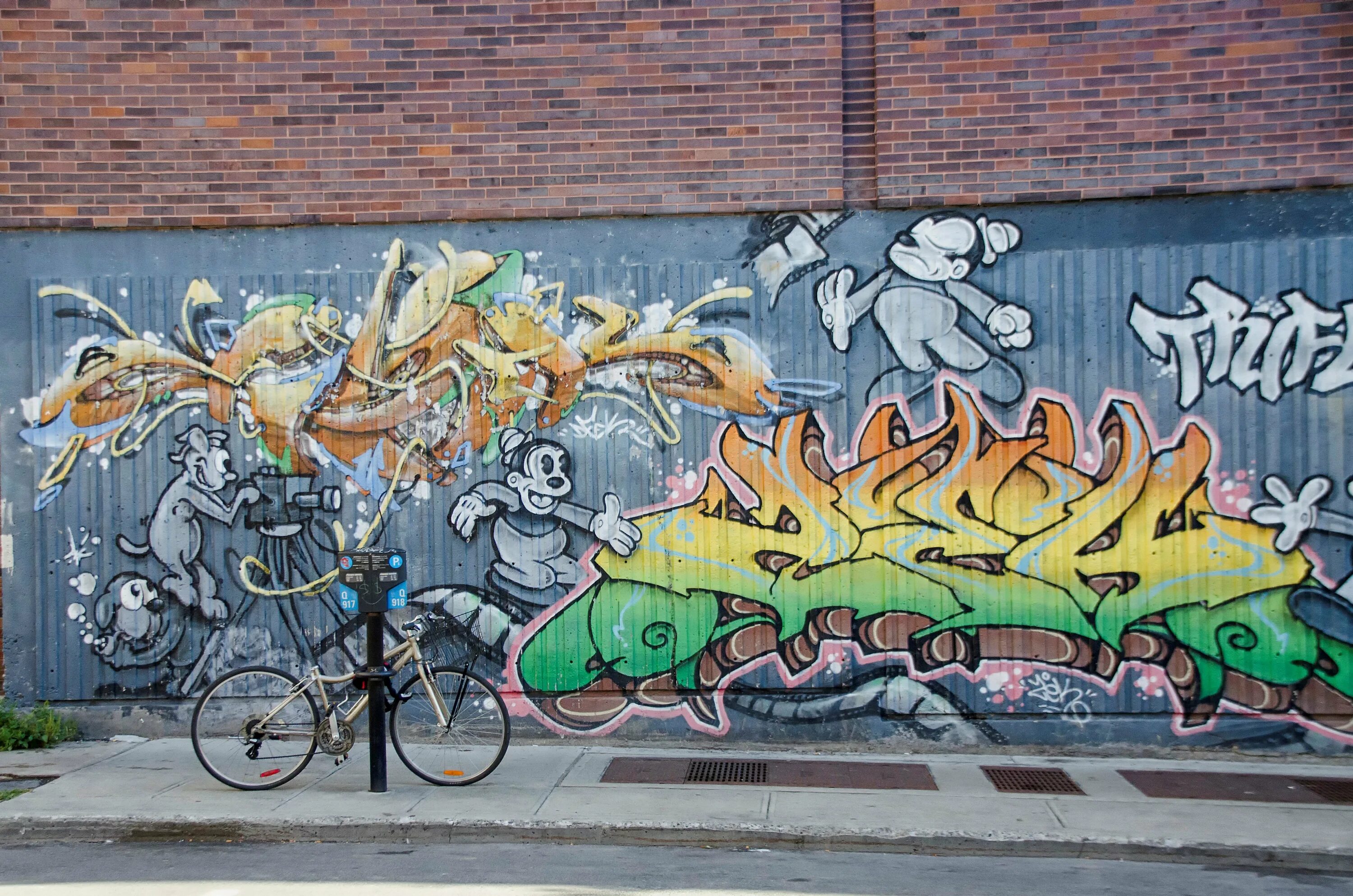 Рисунок на стене улица. Монреаль граффити. Разрисованные стены на улице. Граффити на стене. Красивые граффити.