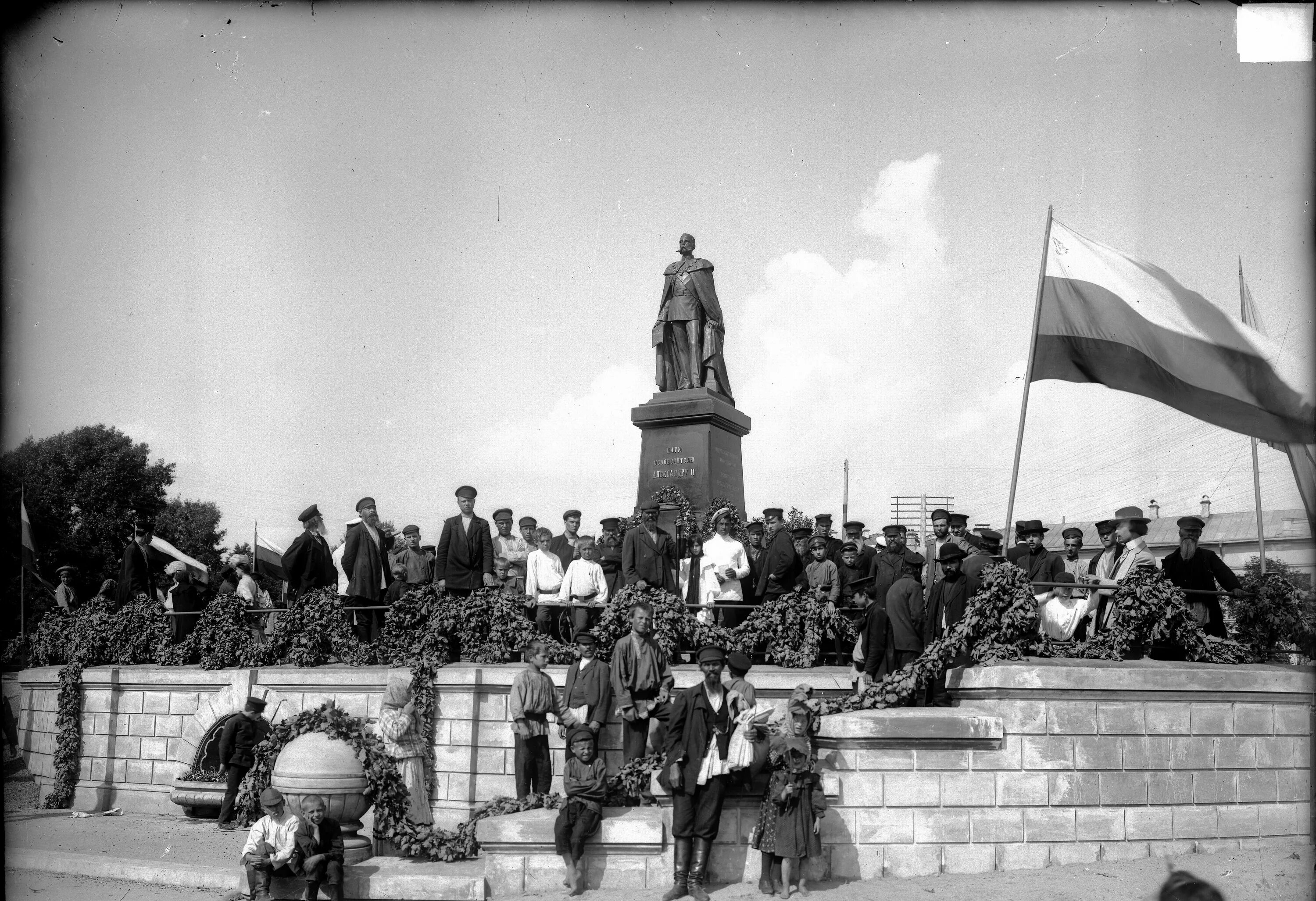 Революция в нижнем. Памятник александру второму нижний новгород. памятник александру 2 на площадь нижний новгород. памятник императору александру ii на благовещенской площади. памятник императору александру 2 в нижнем новгороде до революции.