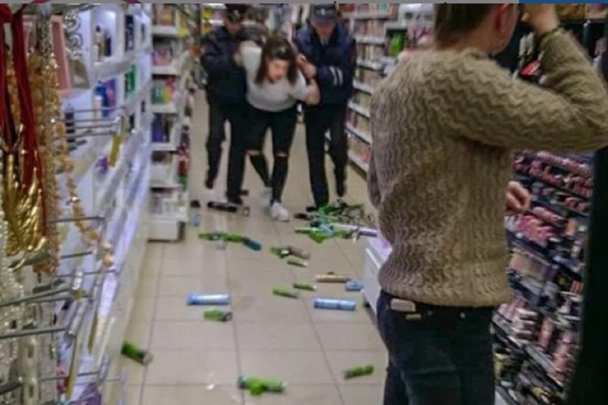 Камера в магазине. Девушка ворует в магазине. В магазине камеры прикол. Воры в магазинах магнит. Кражи в магазинах видео.
