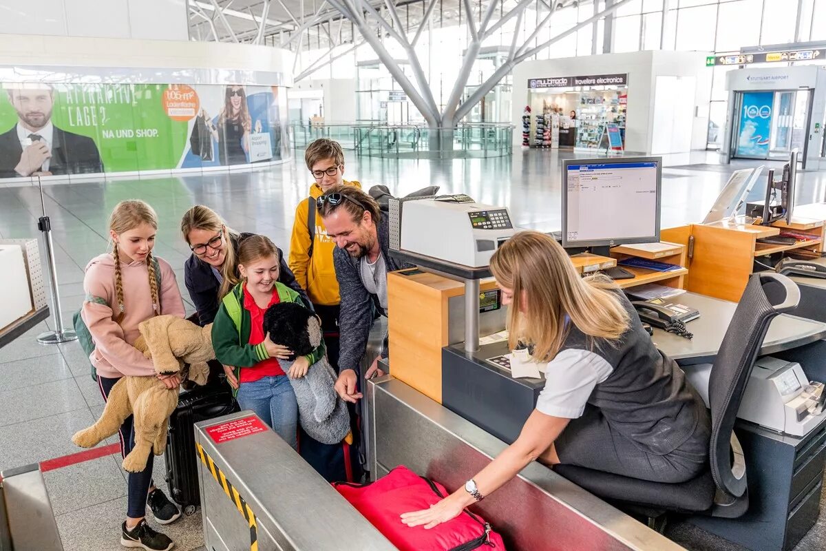 Check in work. Airport check in desk. check in картинка. check in area. check in counter.