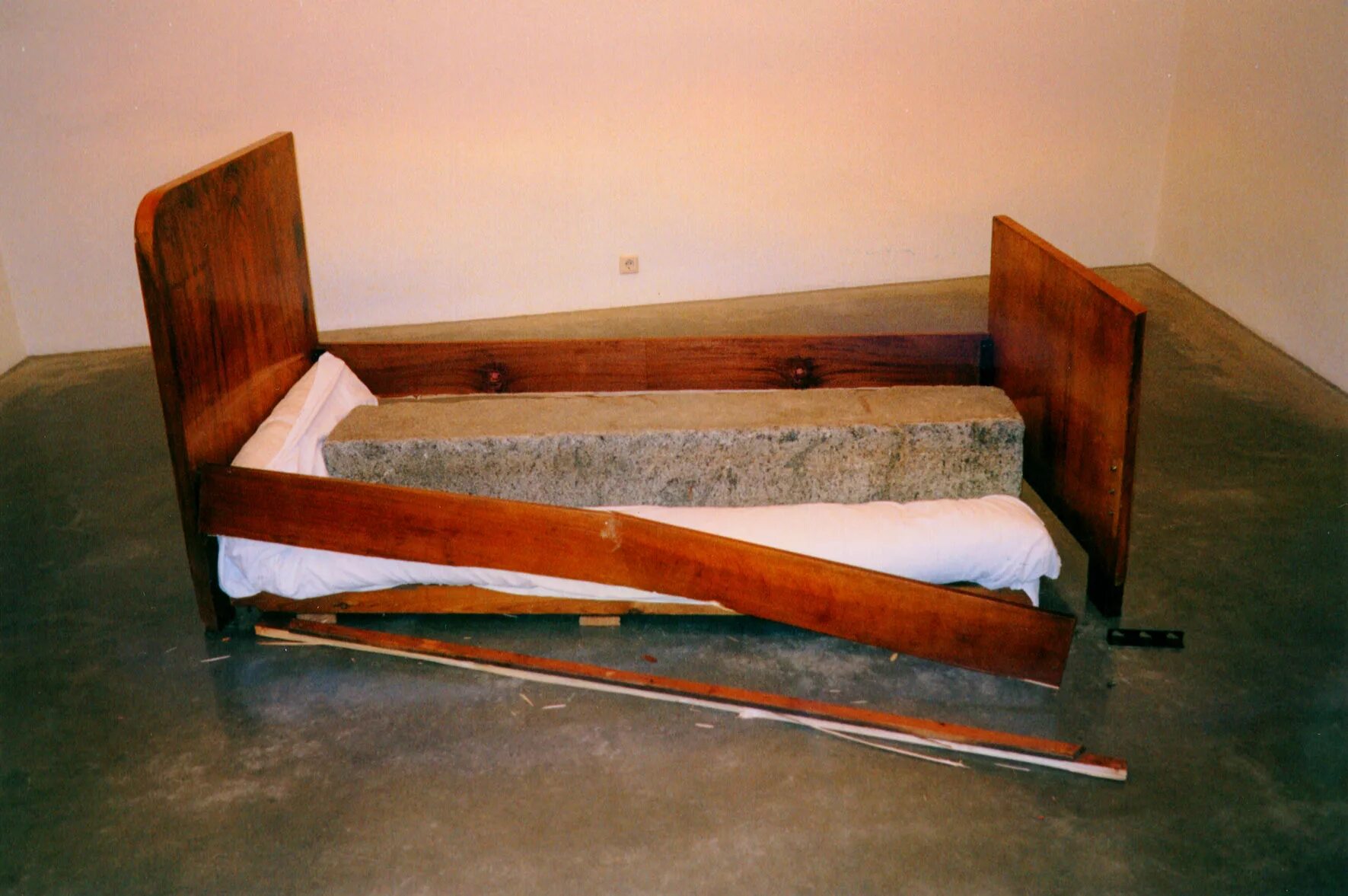 Какую форму имели кровати. Советская кровать односпалка. Старая кровать. Поломанная кровать. Советская кровать деревянная.