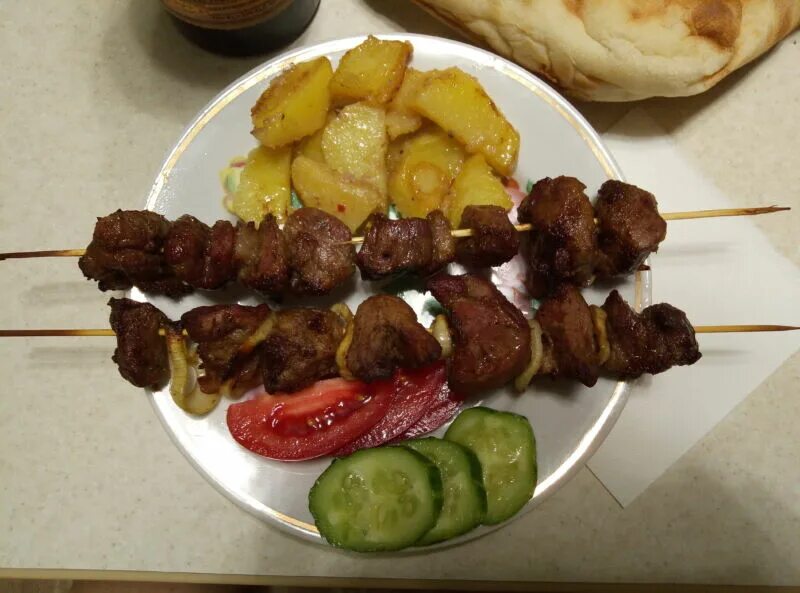 Картошка на шпажках шашлычки. Свинина на шпажках в духовке. Свинина на шпажках в духовке с картошкой. Куриный шашлык с айдахо. Картошка шашлык с свинины.