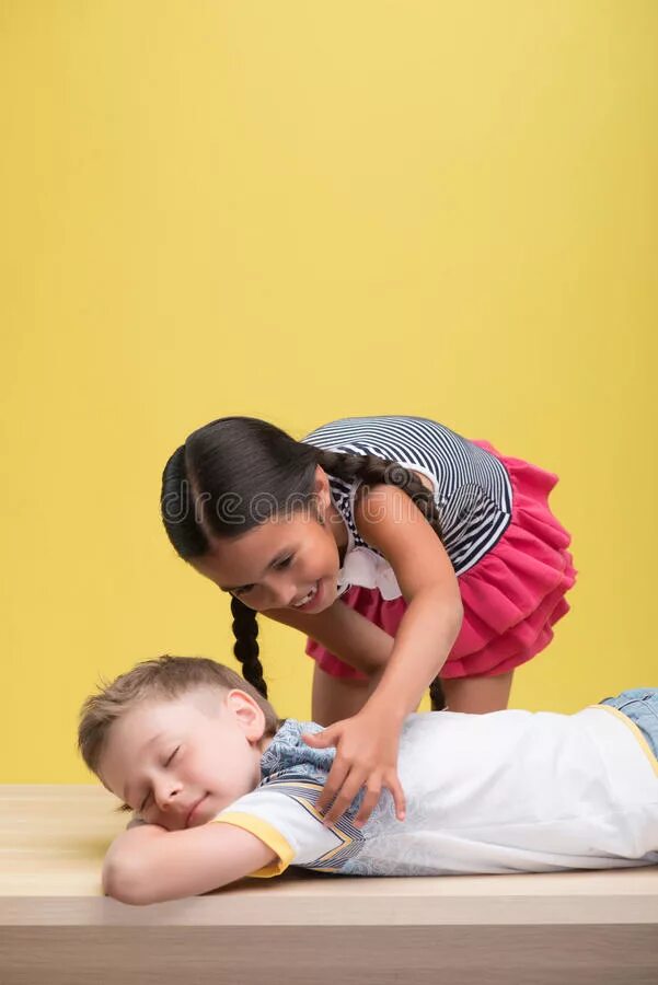 Девочка села на майчика. Мальчики дерутся. Девочка щекочет мальчика. Ребенок присел на корточки. Мальчик сидит на корточках.