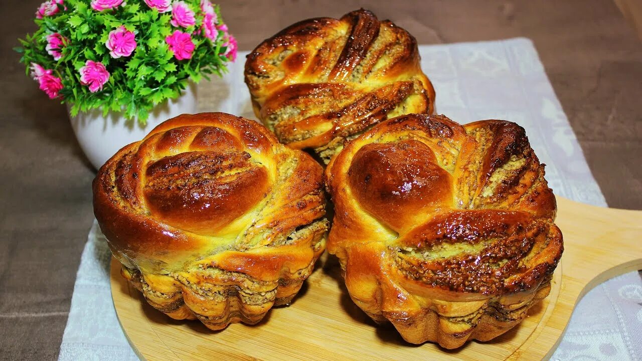 Сдобная косичка с тремя начинками. Кранч с ореховой начинкой. Кулич кранч с орехами. Румынский пасхальный кранч с ореховой начинкой. Кулич кранч.