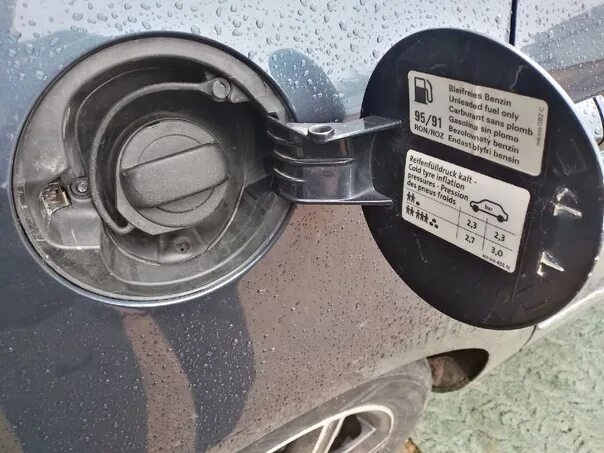 Passat b6 бензобак. Лючок бензобака passat b6.